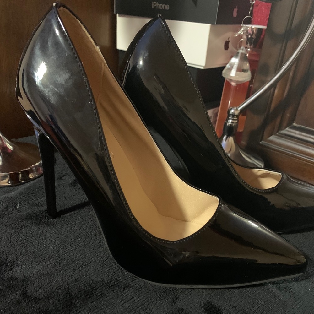 Black point pumps